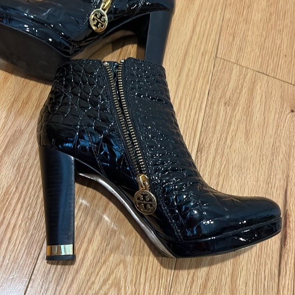 Tory Burch Leigh Black Patent Leather Croc Quilted Bootie Gold Hardware 7.5 - Picture 13 of 15
